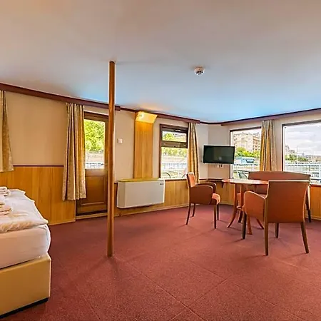 Fortuna Boat Botel Budapest