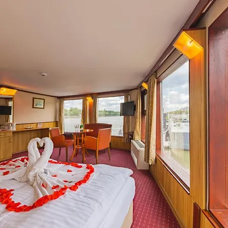 Fortuna Boat Botel 3*