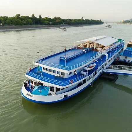 Fortuna Boat Botel 3*