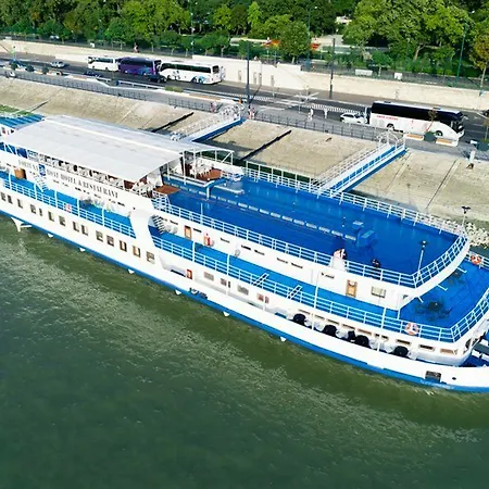 Fortuna Boat Botel 3*